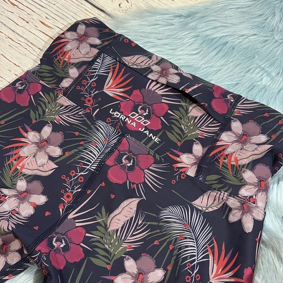 Lorna Jane Tropical Floral Navy High Rise Crop Leggings - Picture 8 of 9